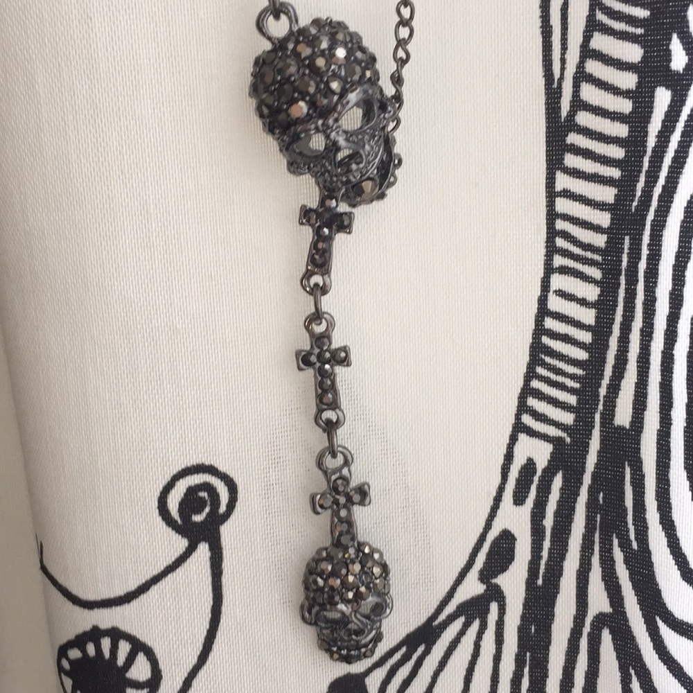 Elegant skull necklace